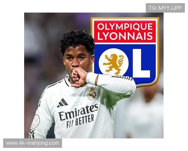 德甲赛场暖心一幕:球迷致敬退役传奇球员